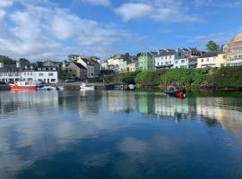 Roundstone Home with a Harbour and Mountain View，位于朗德斯通的酒店