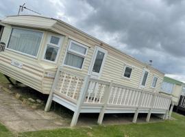 Golden Anchor Caravan Park holiday homes 6 berth，位于查珀尔圣伦纳兹的酒店