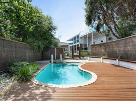 Rye Baby by Ready Set Stay - Main House and Guest House - LINEN PROVIDED, BYO TOWELS，位于莱伊的酒店