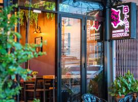 Black Panther Hostel，位于普吉镇的酒店