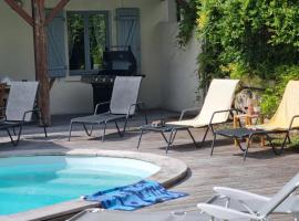 Private pool / 3 bedroom villa in Fabulous French countryside，位于Chalais的酒店