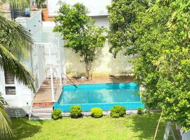 Villa with a private pool and Garden-Ivory Villa Not for Local，位于Kandana的酒店