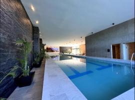 Luxury 4BR Apartment w Pool, Spa & Stunning Views，位于普埃布拉的公寓