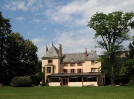 Hotel Des Cèdres，位于Villebois的酒店