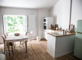 Villa Séquoia - Grand Studio SDB & cuisine privées，位于巴扎斯的酒店