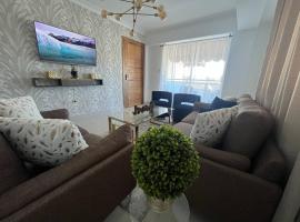 Blue Gem Retreat 3BR Apartment w Modern Amenities，位于Ensanche Savica de Mendoza的酒店