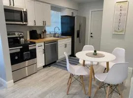 Lovely 2-beds Central Clearwater Apartment