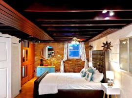 Live in this iconic East Side lower level unit，位于普罗维登斯的酒店