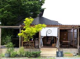 Renewal Open! 【urban’s camp fuji】ウッドデッキでBBQ可！新装別荘！，位于富士吉田市的度假屋