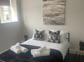Fern House - 2bedroom house Free Parking Town centre by Shortstays4u