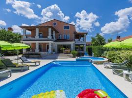 Holiday Home Villa Anamaria by Interhome，位于Plovanija的带停车场的酒店
