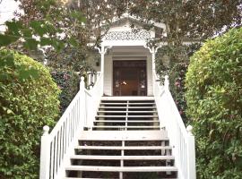 Maleny Homestead & Cottage，位于马莱尼Maleny Botanic Gardens & Bird World附近的酒店