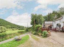 The Little White Cottage，位于Llanferres的酒店