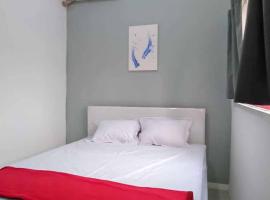 RedDoorz near Alun Alun Magetan，位于Magetan的酒店