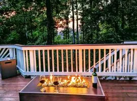 Mountain Views w/ 2 King Beds & Fire Table