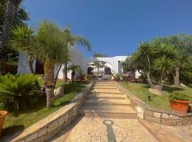 Villa tipica sulla costa salentina con Jacuzzi，位于圣凯撒利亚温泉的带按摩浴缸的酒店