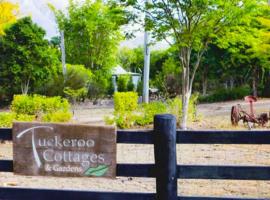 Tuckeroo House and Gardens - min 2 nights，位于Rathdowney的酒店