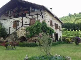 caserio vasco con piscina y barbacoa