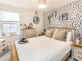 Modern 2 bedroom Flat in Montrose
