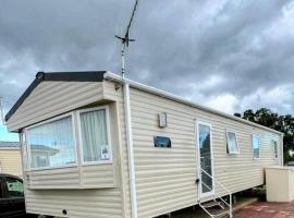 8 berth caravan,pet friendly.，位于Merston的露营地