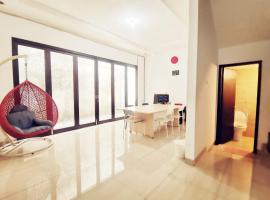 4-Bedroom Home in South Jakarta Nuansa Swadarma Residence by Le Ciel Hospitality，位于雅加达的酒店
