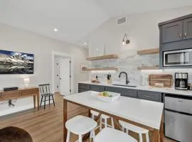 The Grove D with Hot Tub & King Beds - Walk to Main
