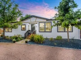 Poplar Place Mod with Hot Tub - 1 mi to Main Street