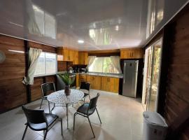 AO EO little wooden house honeymoon suite，位于圣地亚哥洛斯卡巴的别墅