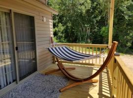 Tiny home with hammock loft BBQ and yard，位于凤凰城的酒店