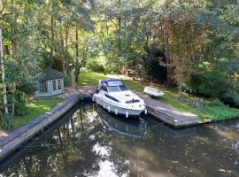 Waterside Cottage - Hot Tub, Mooring, Arcade, Bar，位于Neatishead的带按摩浴缸的酒店