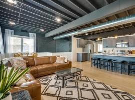 Modernized St Clair Apartment Walk to Boardwalk!，位于St. Clair的酒店