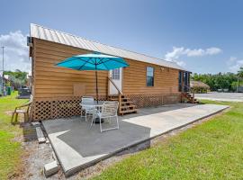 Everglades Rental Trailer Cabin with Boat Slip!，位于大沼泽地市的酒店