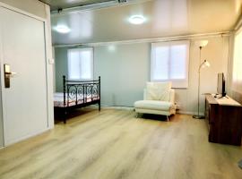 Independent guest unit with separate entry，位于奇利瓦克的酒店
