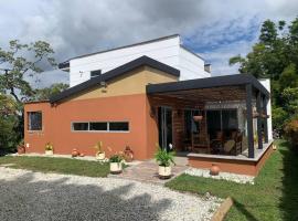 Hermosa casa de campo en ambiente tranquilo.，位于里奥内格罗的酒店