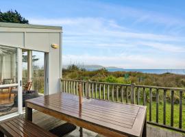 Olde Beach Pearl - Waikanae Beach Holiday Home，位于怀卡奈的酒店