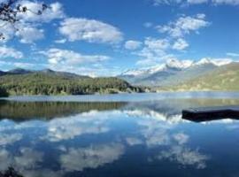 Whistler Unforgettable Adventure- Stay Canoe Sail Alta，位于惠斯勒的船屋