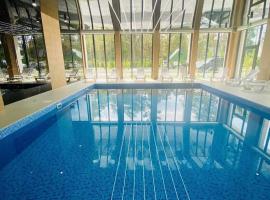 Gold Apartament w Pobierowie z basenem，位于波别罗沃的酒店