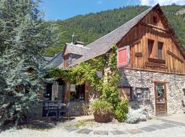 L' Auberge du château，位于Génos的乡间豪华旅馆