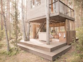 A cozy treehouse for two，位于Orissaare的木屋