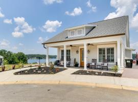 Greenwood Getaway with Furnished Patio and Lake View，位于Waterloo的酒店