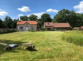Maison au milieu des bois et des animaux