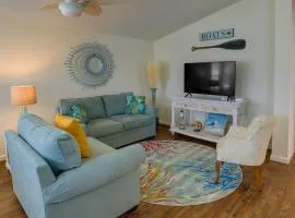 Cozy Jensen Beach Home Pool Access, Walk to Beach