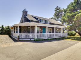 Coastal Lincoln City Home with Spacious Deck!，位于林肯市的酒店