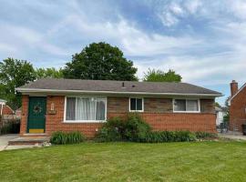 Cozy Bungalow in Madison Heights，位于麦迪逊高地的乡村别墅