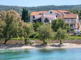 Apartments by the sea Mirca, Brac - 732