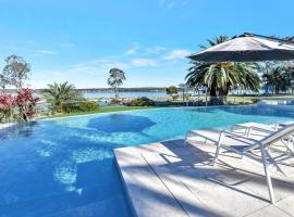 Lake Palm Resort Luxury Retreat absolute Waterfront on 3 acres at Lake Macquarie.，位于Dora Creek的酒店