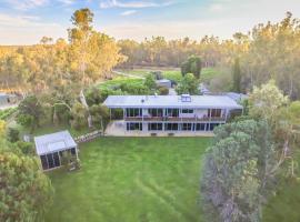 Cape Horn Vineyard 5 Bedroom Riverfront House on Working Vineyard，位于伊丘卡的酒店