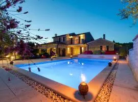 Villa ARtIEN with swimming pool