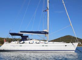 crociere a vela Ponza con barca Bnsail，位于Porto的船屋