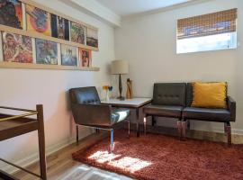 Retro suite with separate office walking- distance to downtown Silver Spring!，位于银泉的酒店